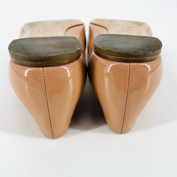 Salvatore Ferragamo Varina Patent Leather Flats 8 Nude Beige Gold Bow Preppy - Picture 12 of 16